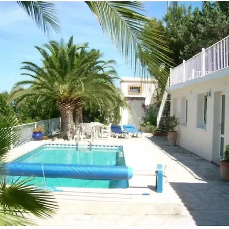Haus Mit Pool Und Meerblick 度假居